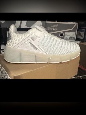 Fashion Womens Classic Fashion Logo Sneakers White Size 39 EU / 8 US